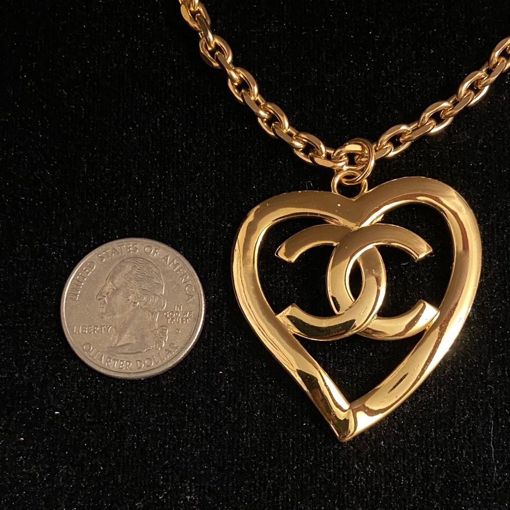 CHANEL Gold Heart Pendant Necklace with Interlocking CC - Picture 4 of 9